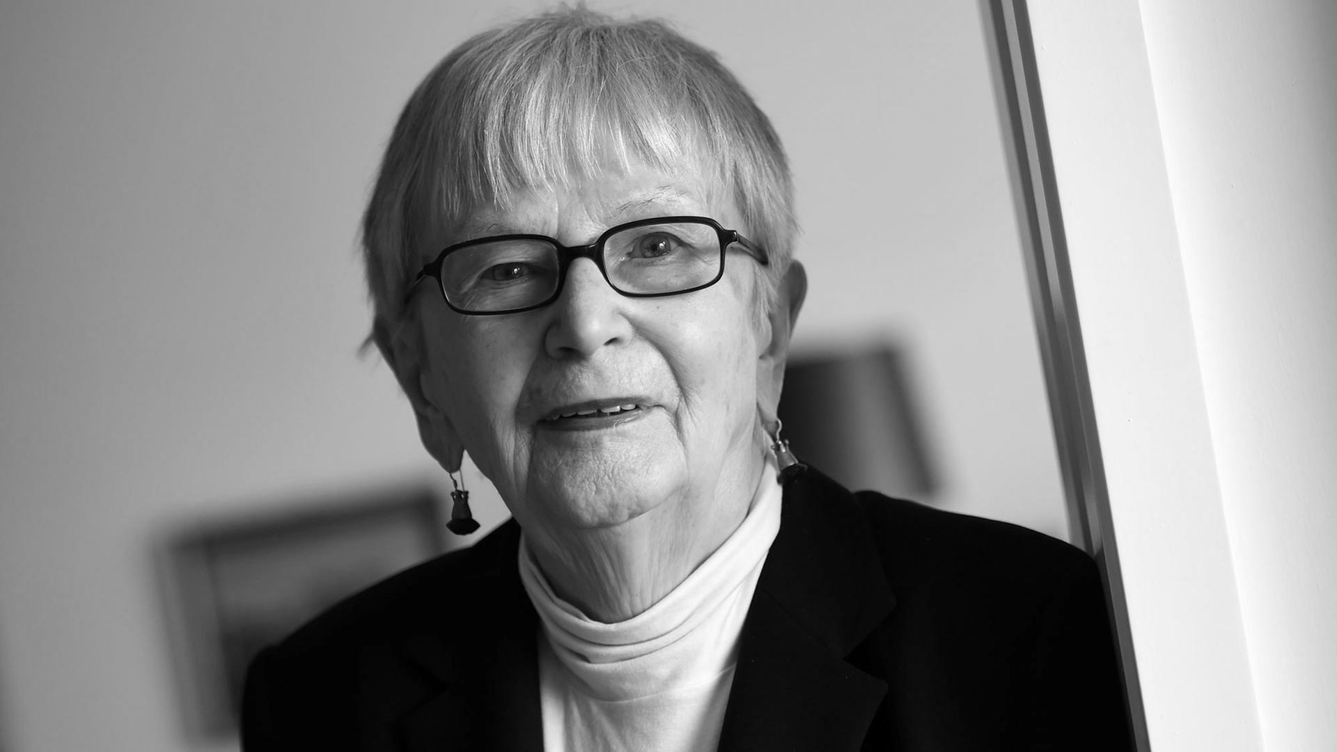 Die Schriftstellerin Leonie Ossowski steht am 30.07.2015 in Berlin in ihrer Wohnung. Foto: Britta Pedersen/dpa