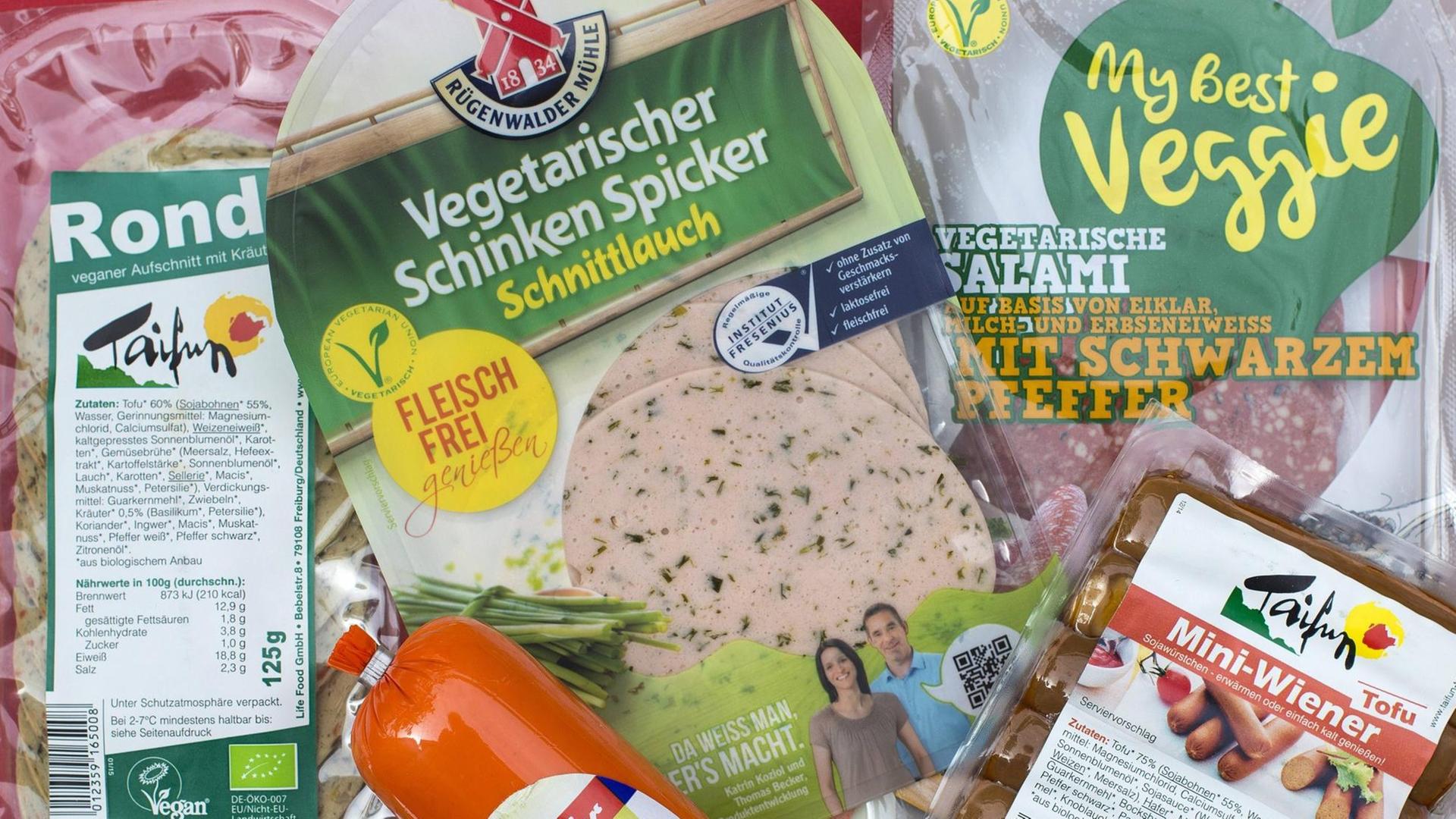 Verschiedene Vegane- und vegetarische Wurstersatzprodukte liegen nebeneinander.
