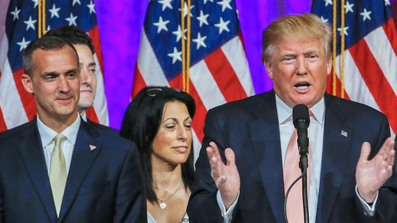 Manager Corey Lewandowski (li.) und der mögliche US-Präsidentschaftskandidat der Republikaner, Donald Trump (re.), während einer Vorwahlveranstaltung in Palm Beach.