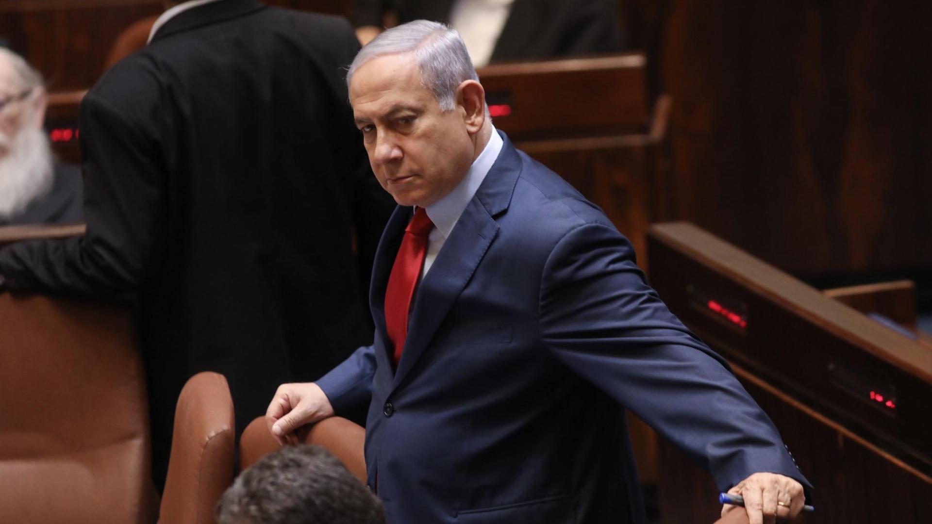 Das Bild zeigt den israelischen Regierungschef Benjamin Netanjahu in der Knesset.