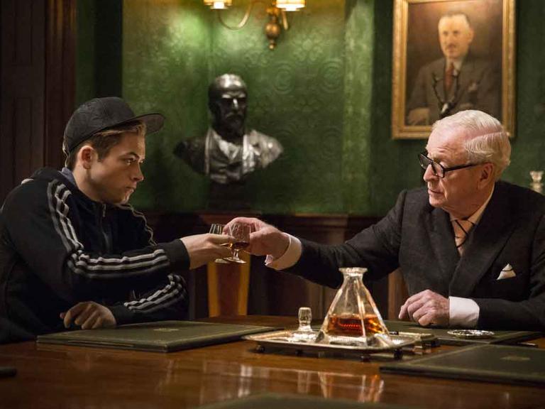 Gary 'Eggsy' Unwin (Taron Egerton) und Arthur (Michael Caine) stoßen an.