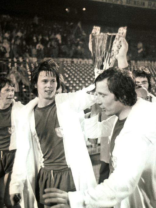 Nach ihrem Sieg gegen AC Mailand im Europapokal der Pokalsieger am 08.05.1974 in Rotterdam präsentieren die Spieler vom 1. FC Magdeburg, Jürgen Sparwasser (l.) und Manfred Zapf, den Pokal.