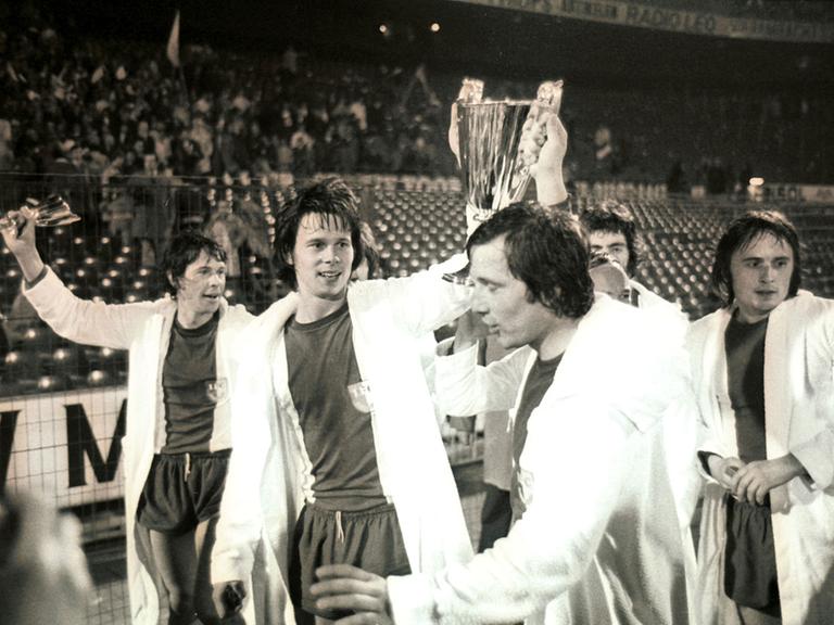 Nach ihrem Sieg gegen AC Mailand beim Europapokalspiel der Pokalsieger am 08.05.1974 in Rotterdam, präsentieren die Spieler vom 1. FC Magdeburg Jürgen Sparwasser (l.) und Manfred Zapf den Pokal.
