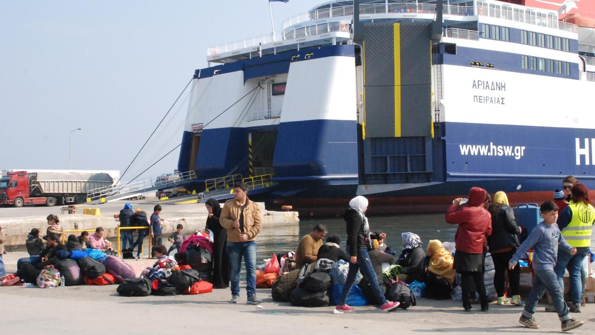 Flüchtlinge im Hafen von Lesbos - von hier starten die ersten Boote zur Rückführung in die Türkei