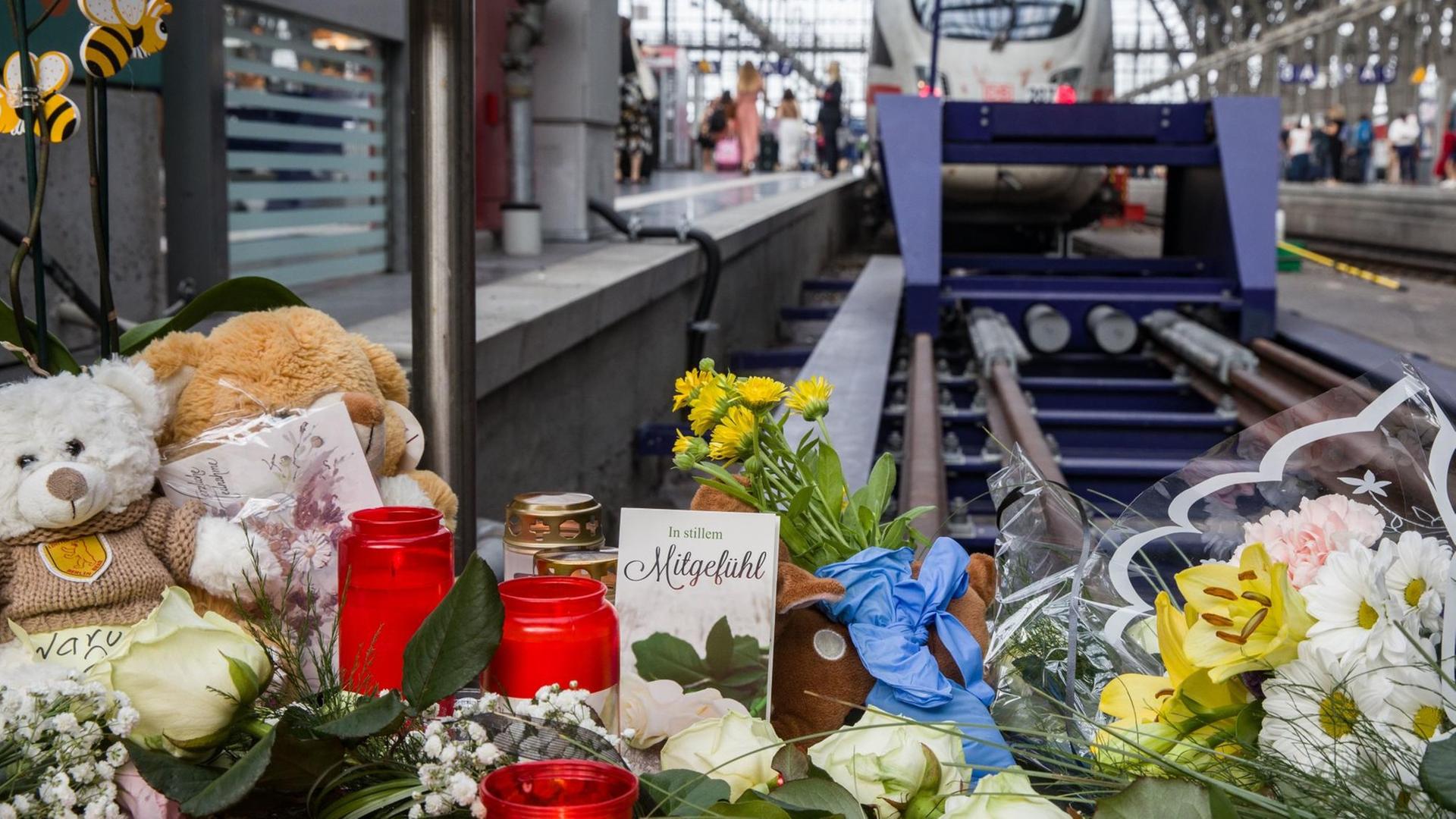 Trauer um getöteten Achtjährigen im Frankfurter Hauptbahnhof