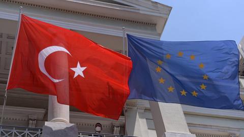 Die Flaggen der Türkei und der EU