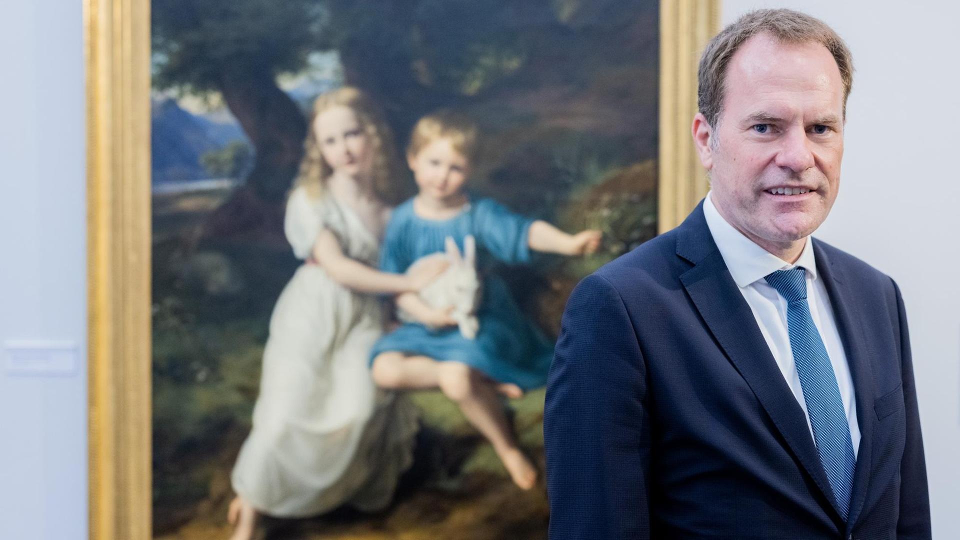 Stephan Keller (CDU), Oberbürgermeister von Düsseldorf, steht vor dem Bild «Die Kinder des Künstlers» (1830) von Friedrich Wilhelm von Schadow in der Ausstellung "Entrechtet und beraubt. Der Kunsthändler Max Stern" im Stadtmuseum. Stephan Keller (CDU), Oberbürgermeister von Düsseldorf, steht vor dem Bild «Die Kinder des Künstlers» (1830) von Friedrich Wilhelm von Schadow in der Ausstellung "Entrechtet und beraubt. Der Kunsthändler Max Stern" im Stadtmuseum.