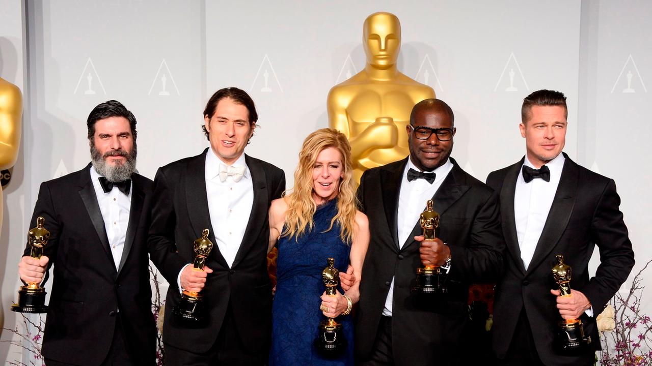 epa04107416 (L-R) US producers Anthony Katagas, Jeremy Kleiner, Dede Gardner, British director Steve McQueen and US producer Brad Pitt hold their Best Picture Oscars for '12 Years a Slave' in the press room during the 86th annual Academy Awards ceremony a epa04107416 (L-R) US producers Anthony Katagas, Jeremy Kleiner, Dede Gardner, British director Steve McQueen and US producer Brad Pitt hold their Best Picture Oscars for '12 Years a Slave' in the press room during the 86th annual Academy Awards ceremony a