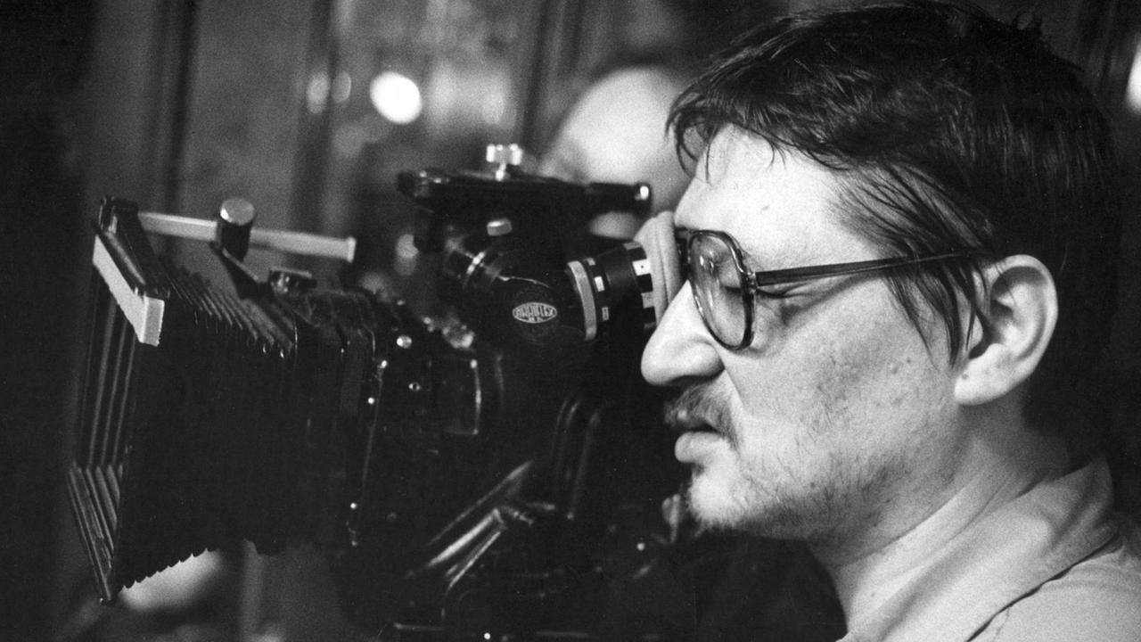 Rainer Werner Fassbinder hinter der Kamera bei Dreharbeiten.