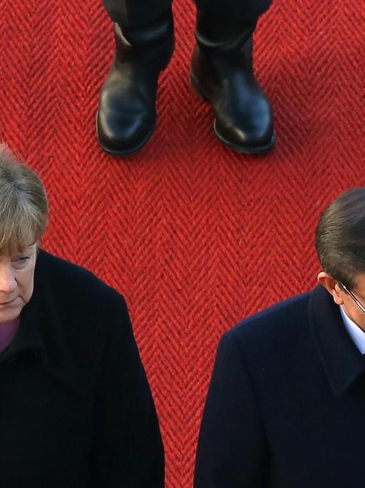 Man sieht Bundeskanzlerin Merkel und den türkischen Regierungschef Ahmet Davutoglu auf einem roten Teppich vor dem Bundeskanzleramt in Berlin.