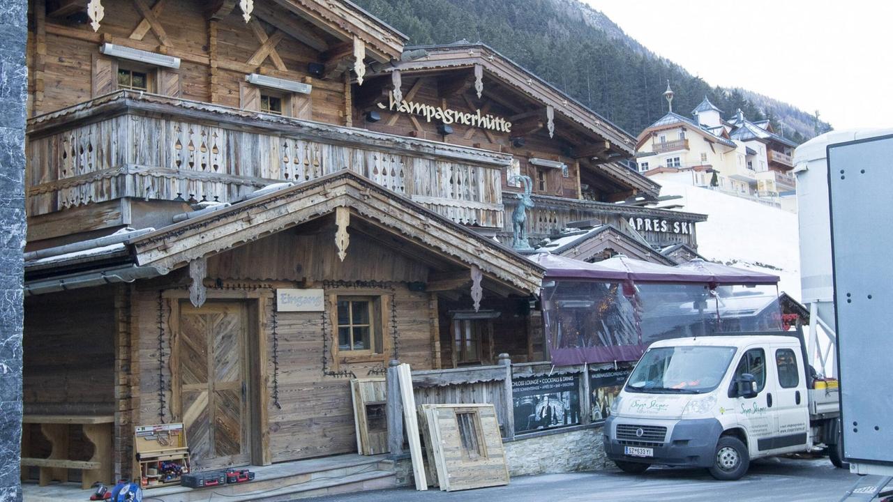 Das Bild zeigt die "Champagnerhütte" im Tiroler Skiort Ischgl während des Lockdowns im Winter 2020.