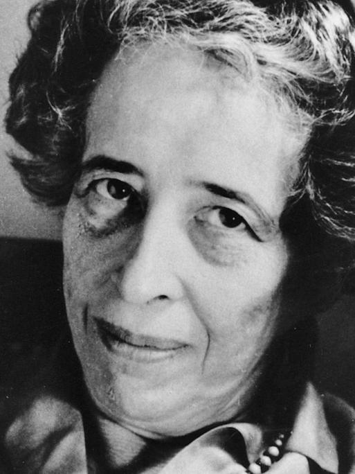 Historische Fotografie der Philosophin Hannah Arendt, mit einer Zigarette in der Hand, 1969.