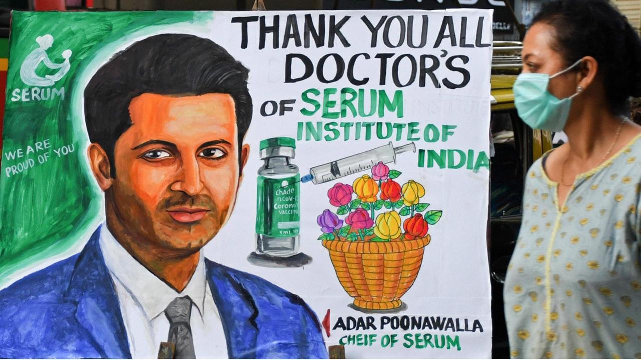 Ein Plakat auf dem im Vordergrund ein Mann mit Schnauzer und dunklem Haar mit hellblauem Jacket und mit Krawatte zu sehen ist. Hinter ihm gezeichnet eine Impfampulle mit Spritze, Blumen und die Schrift: Dank an alle Ärzte.