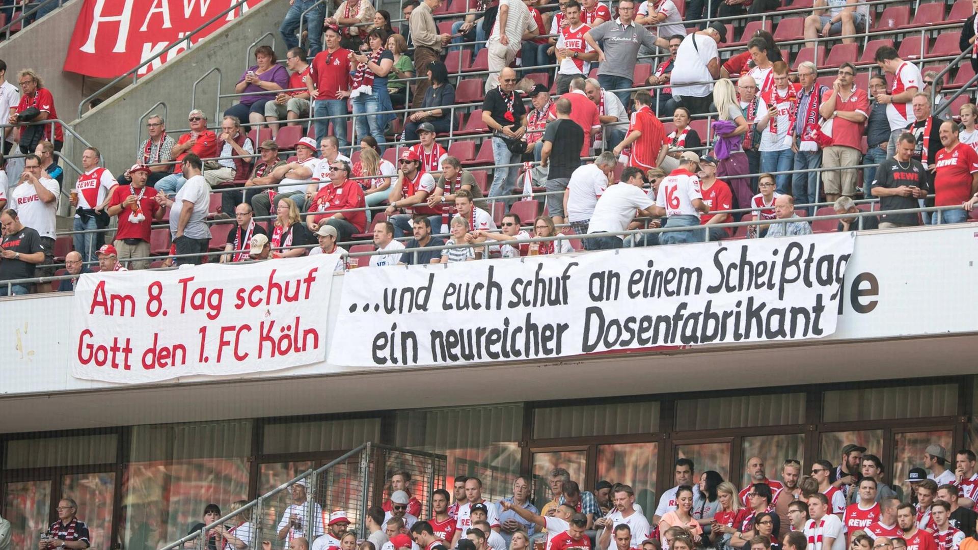 Protestplakat gegen RB Leipzig beim Fußball-Bundesligaspiel zwischen dem 1. FC Köln und Leipzig am 25.09.2016 in Köln.