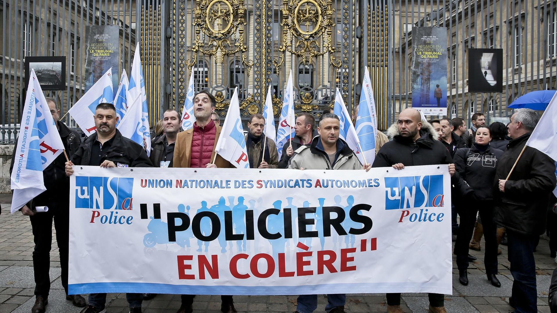 Französische Polizisten protestieren vor dem Justizpalast in Paris