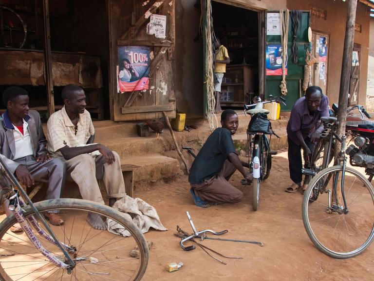 Eine Fahrradwerkstatt in Uganda - mit dem Geld der Ostsee-Rad-Klassik soll eine Ausbildungswerkstatt aufgebaut werden.