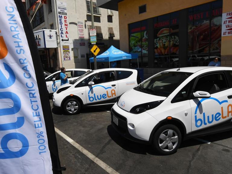 Eine Bezahl- und Ladestation in Los Angeles für das als größtes Carsharing-Programm "Elektrofahrzeug" (EV) für benachteiligte Bevölkerungsgruppen der USA.