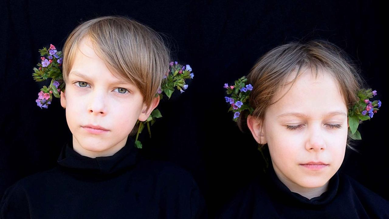 Zwei Kinder mit Blumen im Haar