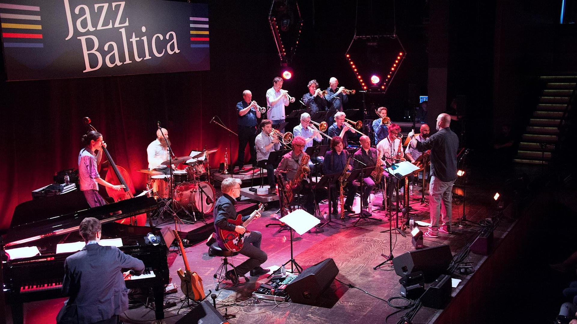 Eine Big Band ist von schräg oben auf der Bühne des Festivals Jazz Baltica zu sehen.