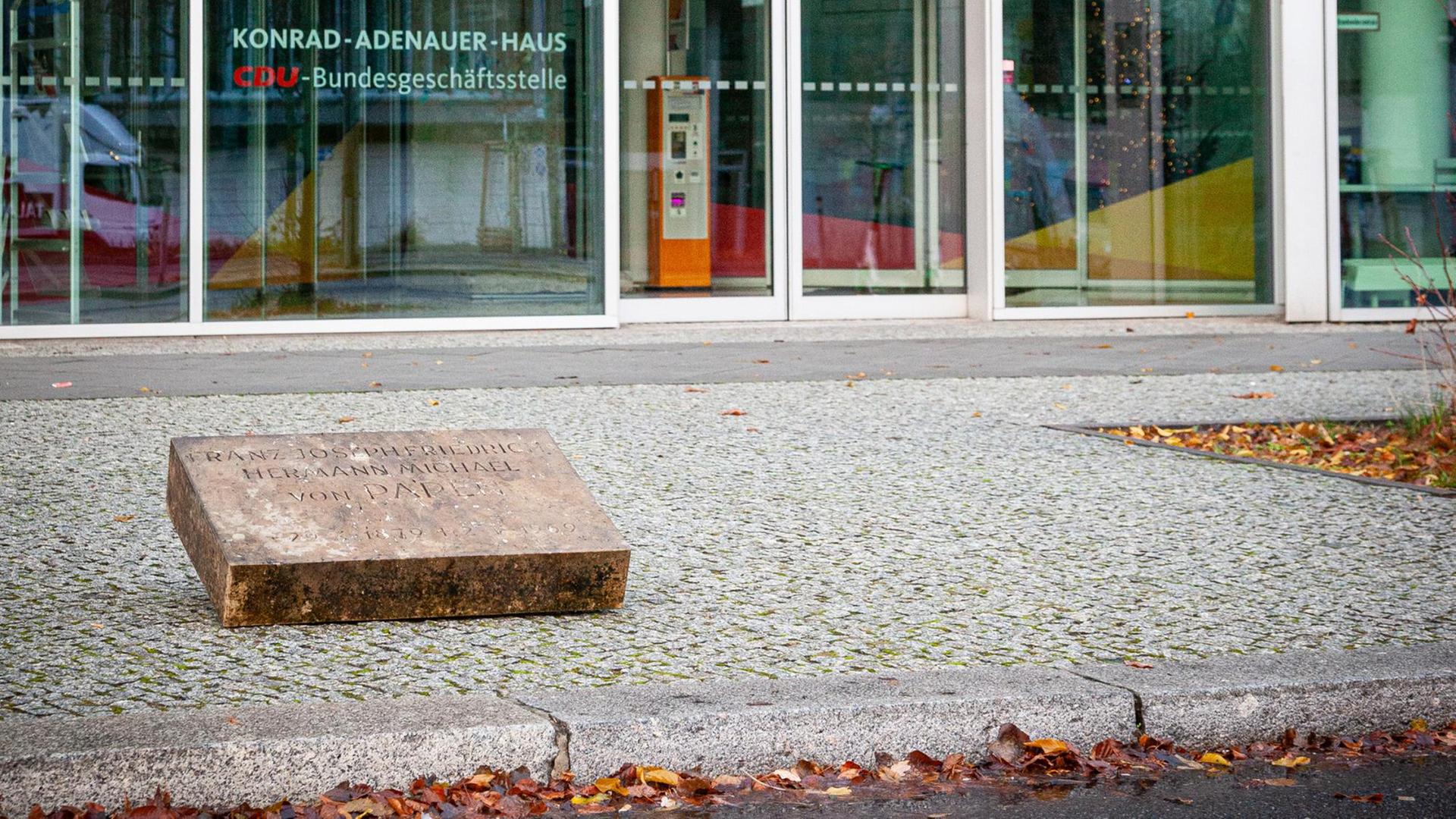 Der Grabstein des ehemaligen Reichskanzlers von Papen vor der CDU-Zentrale in Berlin