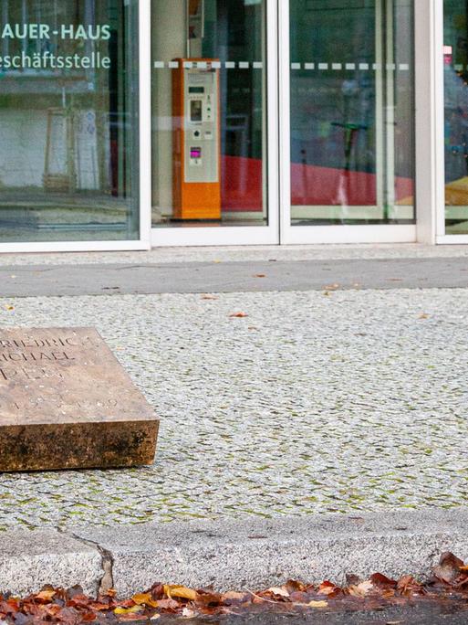 Der Grabstein des ehemaligen Reichskanzlers von Papen vor der CDU-Zentrale in Berlin