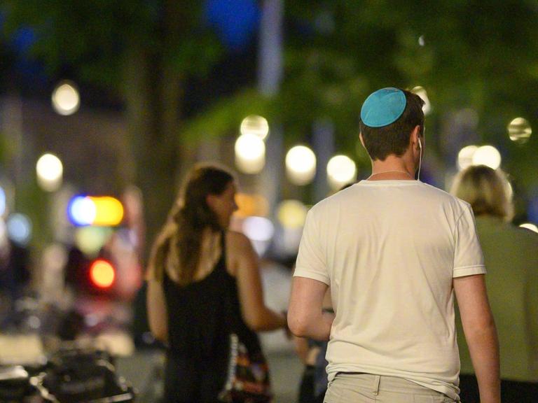 Ein Mann mit jüdischer Kippa läuft am 05.06.2019 durch die Freiburger Innenstadt.
