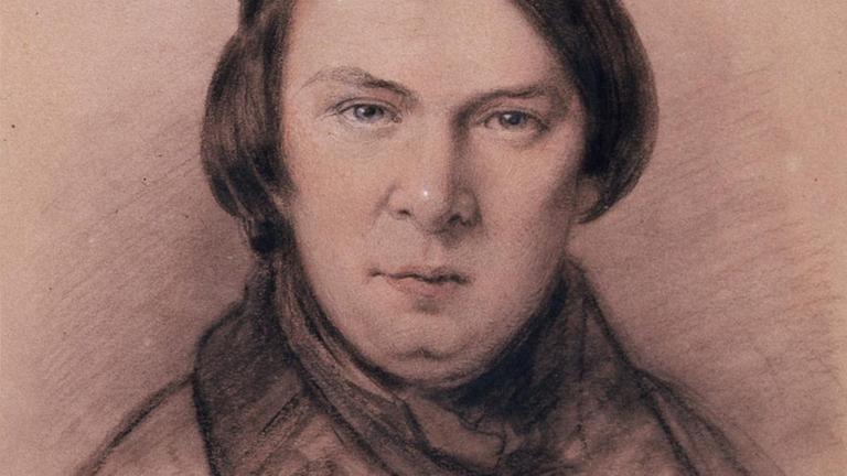 Gezeichnetes Kohleporträt Robert Schumanns, der den Betrachter mit leicht geneigtem Kopf anlächelt.