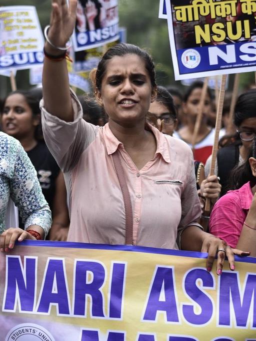 Mitglieder der National Students Union of India (NSUI) protestieren am 9. August 2017 in Neu-Delhi gegen Vikas Barala, Sohn eines regionalen BJP Politikers, der eine Frau mit einem SUV verfolgt haben soll.