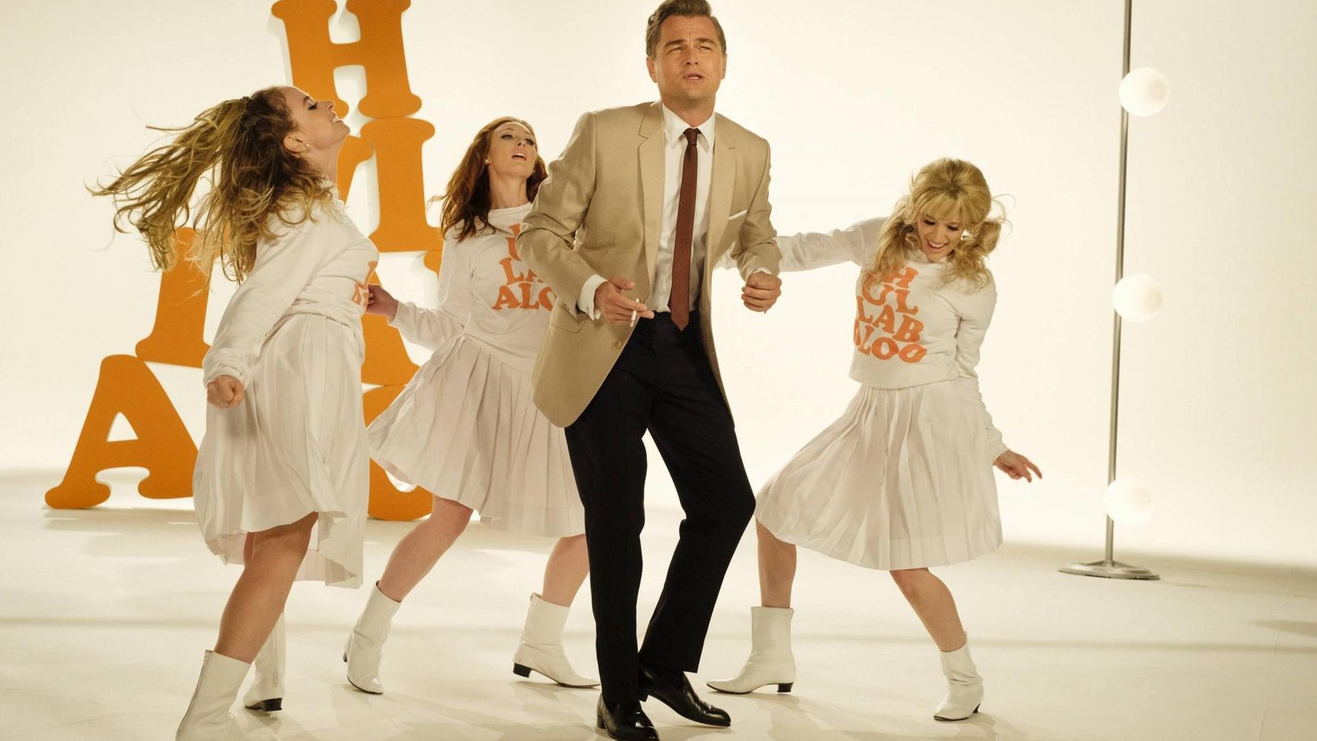 Filmszene aus dem Film "Once Upon a Time in Hollywood Leonardo DiCaprio und drei Frauen tanzen auf einer Bühne