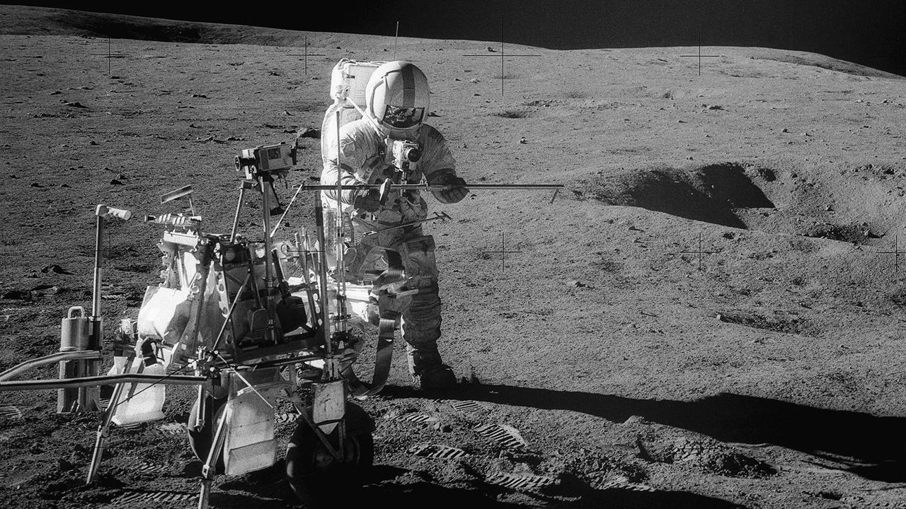 Alan Shepard und der Instrumentenwagen auf dem Mond