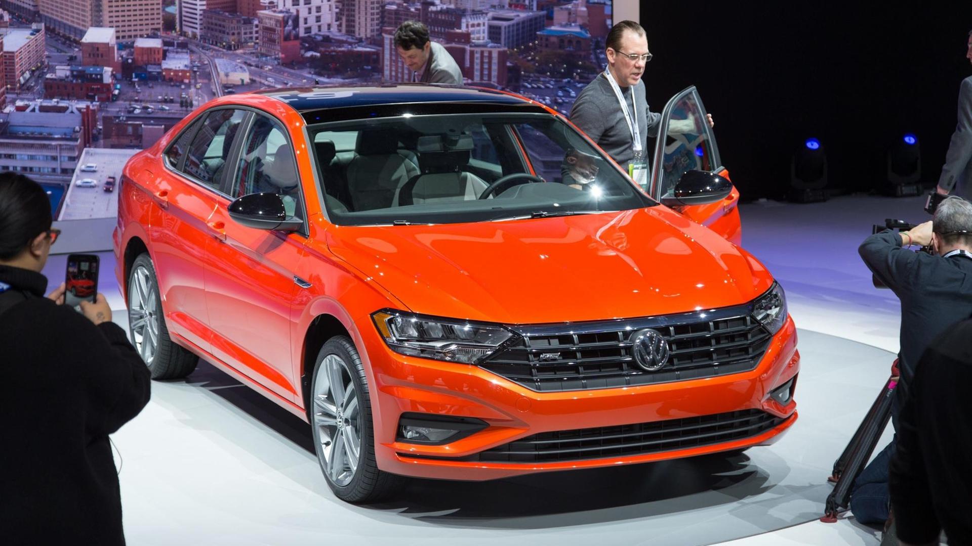 Ein Volkswagen vom Modell Jetta R-Line steht am 15.01.2018 auf der North American International Autoshow (NAIAS) auf dem Messestand des deutschen Autobauers Volkswagen im US-amerikanischen Detroit (USA). | Verwendung weltweit