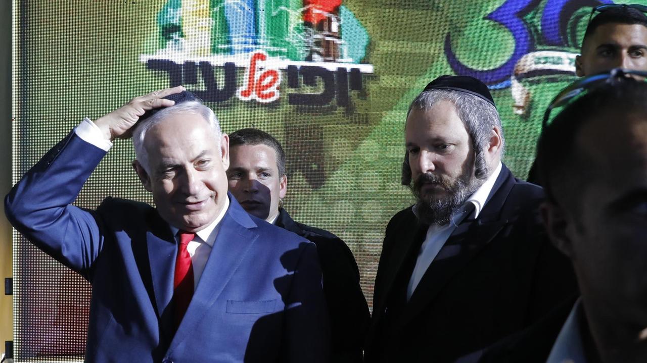 Der israelische Ministerpräsident Netanjanu (L) und Meir Rubinstein, Bürgermeister von Beitar Illit, einer Siedlung im Westjordanland, bei der Grundsteinlegungs-Zeremonie für ein neues Viertel der Siedlung, welche die größte in der Westbank südlich von Jerusalem ist.