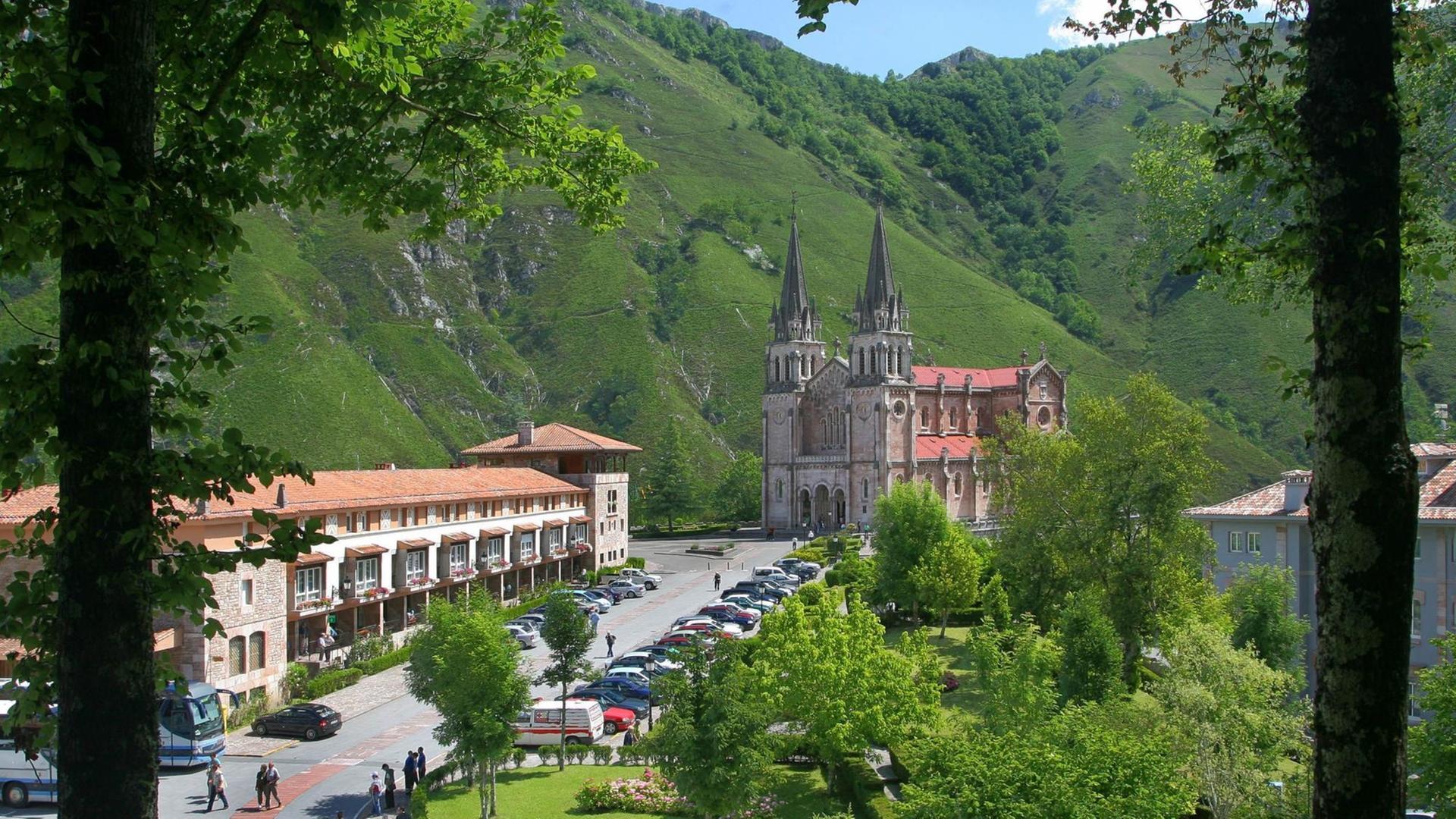 Ein beliebter Marien-Wallfahrtsort in Spanien und eine Station am Jakobsweg ist Covadonga im Nationalpark Picos de Europa in Asturien.