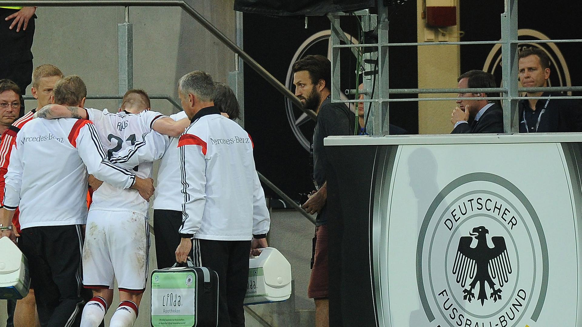 Marco Reus verlässt verletzt das Feld.