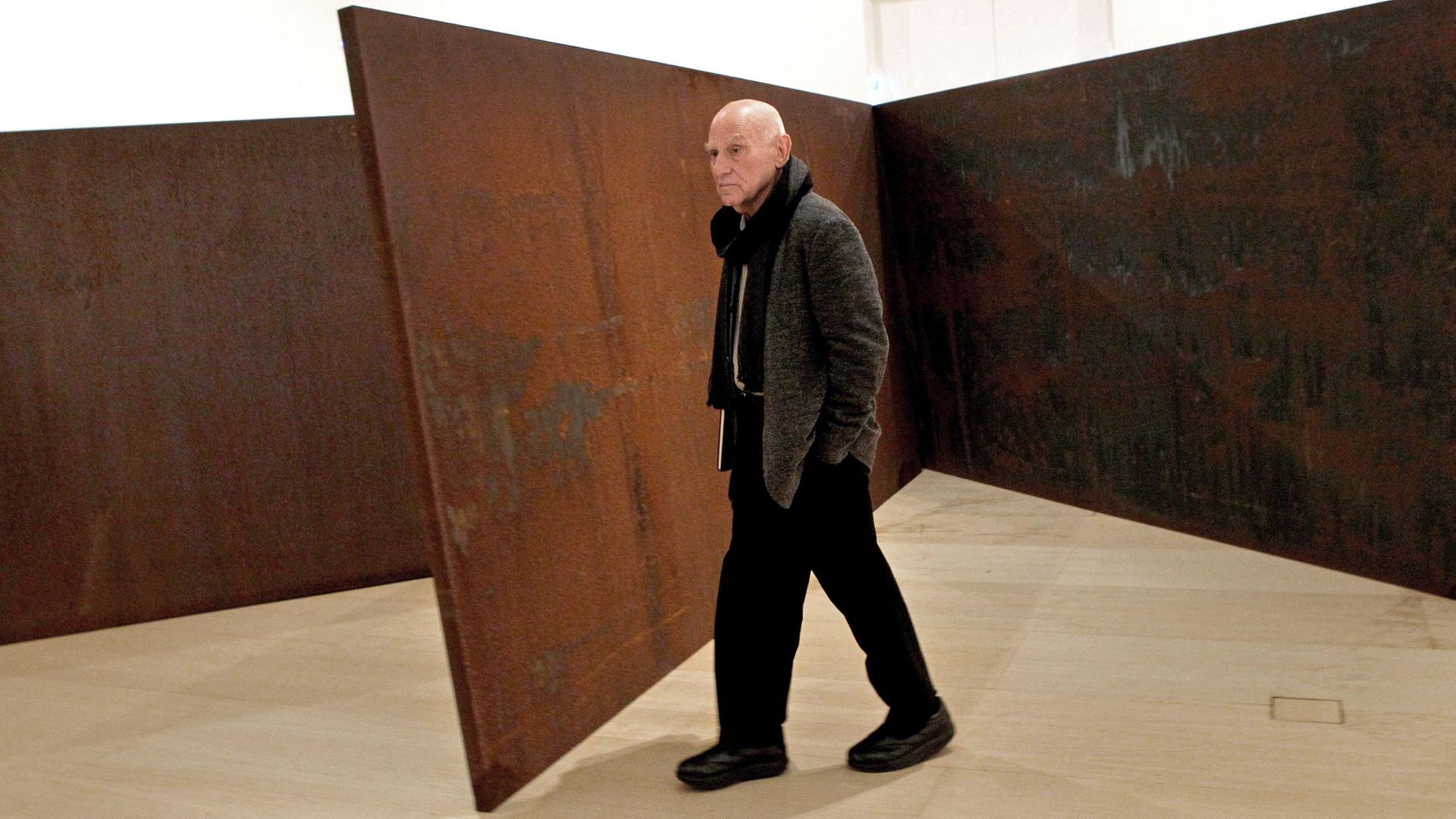 Der US-amerikanische Bildhauer Richard Serra geht im Guggenheim Museum in Bilbao an einer seiner Skulpturen vorbei, aufgenommen am 27.11.2011.