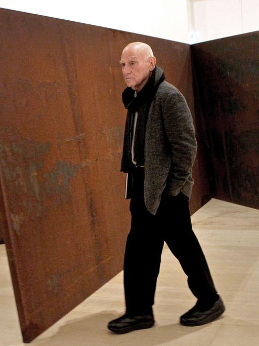 Archivbild von 2011: Der US-amerikanische Bildhauer Richard Serra geht im Guggenheim Museum in Bilbao an einer seiner Skulpturen vorbei.
