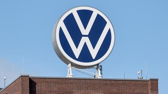VW-Logo steht auf dem Verwaltungshochhaus vom Volkswagen Werk