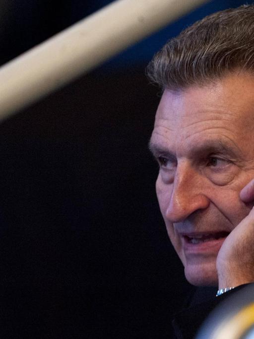 EU-Haushaltskommissar Günther Oettinger telefoniert mit einem Handy.
