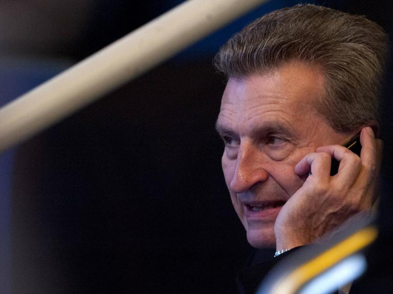 EU-Haushaltskommissar Günther Oettinger telefoniert mit einem Handy.