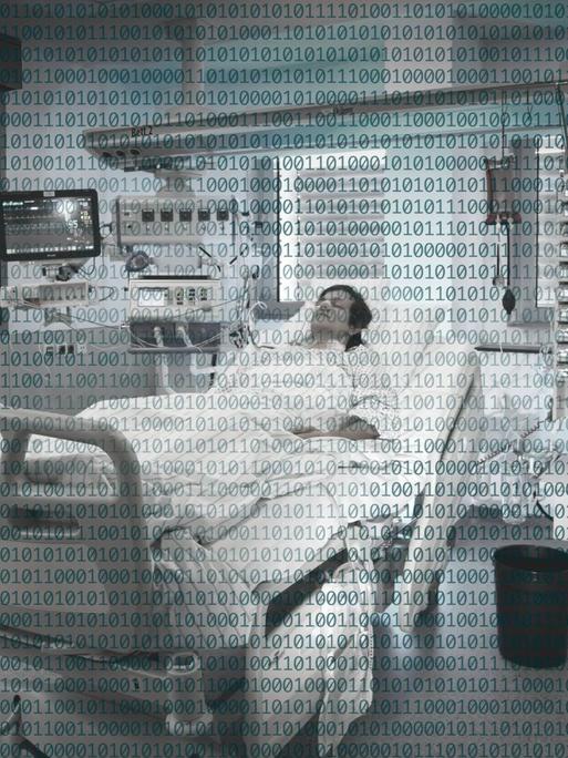 Ein Patient liegt an verschiedene medizinische Geräte angeschlossen in einem Krankenhausbett. Über das gesamte Bild sind binäre Codes gelegt.