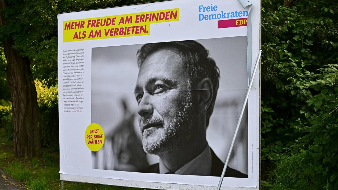 „Mehr Freude am Erfinden als am Verbieten“ steht auf dem Wahlplakt der FDP welches außerdem Christian Lindner zeigt.
