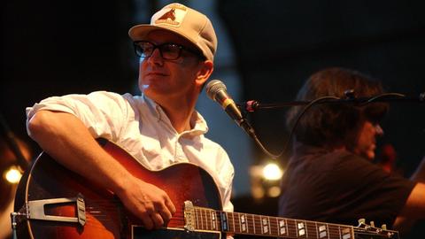 Der Sänger der US-amerikanischen Band Lambchop, Kurt Wagner, bei einem Auftritt beim Museumsinselfestival in Berlin.