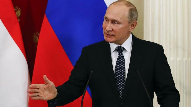 28.02.2018, Russland, Moskau: Wladimir Putin (r), Präsident von Russland, spricht mit Sebastian Kurz, Bundeskanzler von Österreich, bei einer gemeinsamen Pressekonferenz.