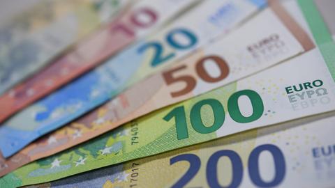 17.09.2018, Hessen, Frankfurt/Main: Die überarbeiteten 100- und 200-Euro-Banknoten komplettieren bei der Vorstellung in der Zentrale der Europäische Zentralbank (EZB) die zweite Generation der Euro-Banknoten, die aufgefächert auf einem Tisch liegen. Die neuen Scheine sollen vom 28. Mai 2019 an ausgegeben werden. Außerdem sollen sie schwerer zu fälschen sein als bisher. Foto: Arne Dedert/dpa | Verwendung weltweit
