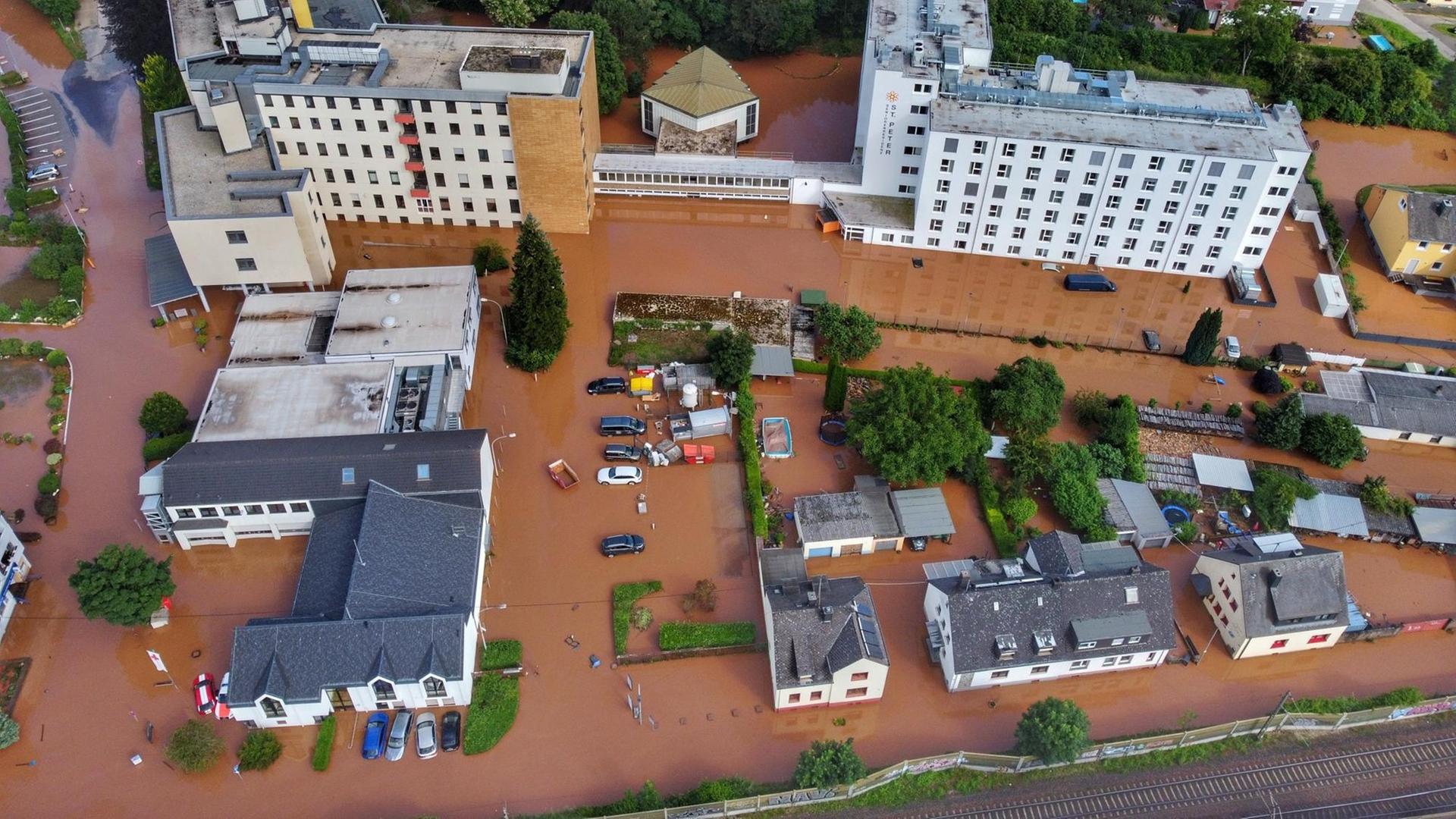 Das Klinikum Mutterhaus Ehrang steht unter Wasser und wurde komplett notevakuiert.