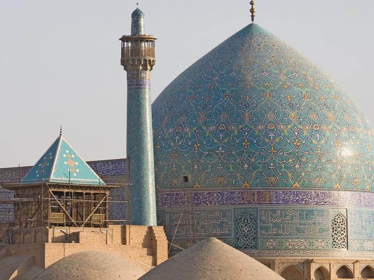 Zwei Minarette dominieren die Ansicht der großen Schah-Moschee auf dem zentralen Meidan-Platz in Isfahan. Aufnahme vom März 2009.