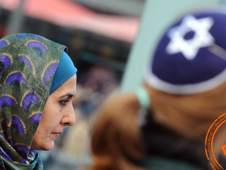 Eine Muslimin mit Kopftuch und eine junge Frau mit Kippa nehmen gemeinsam an einer Demonstration teil. Der Kippa-Spaziergang, zu dem im Internet aufgerufen worden war, sollte ein Zeichen gegen Antisemitismus setzen und fand auch anlässlich des bevorstehenden jüdischen Festes Rosch ha-Schana (jüdischer Neujahrstag) statt.