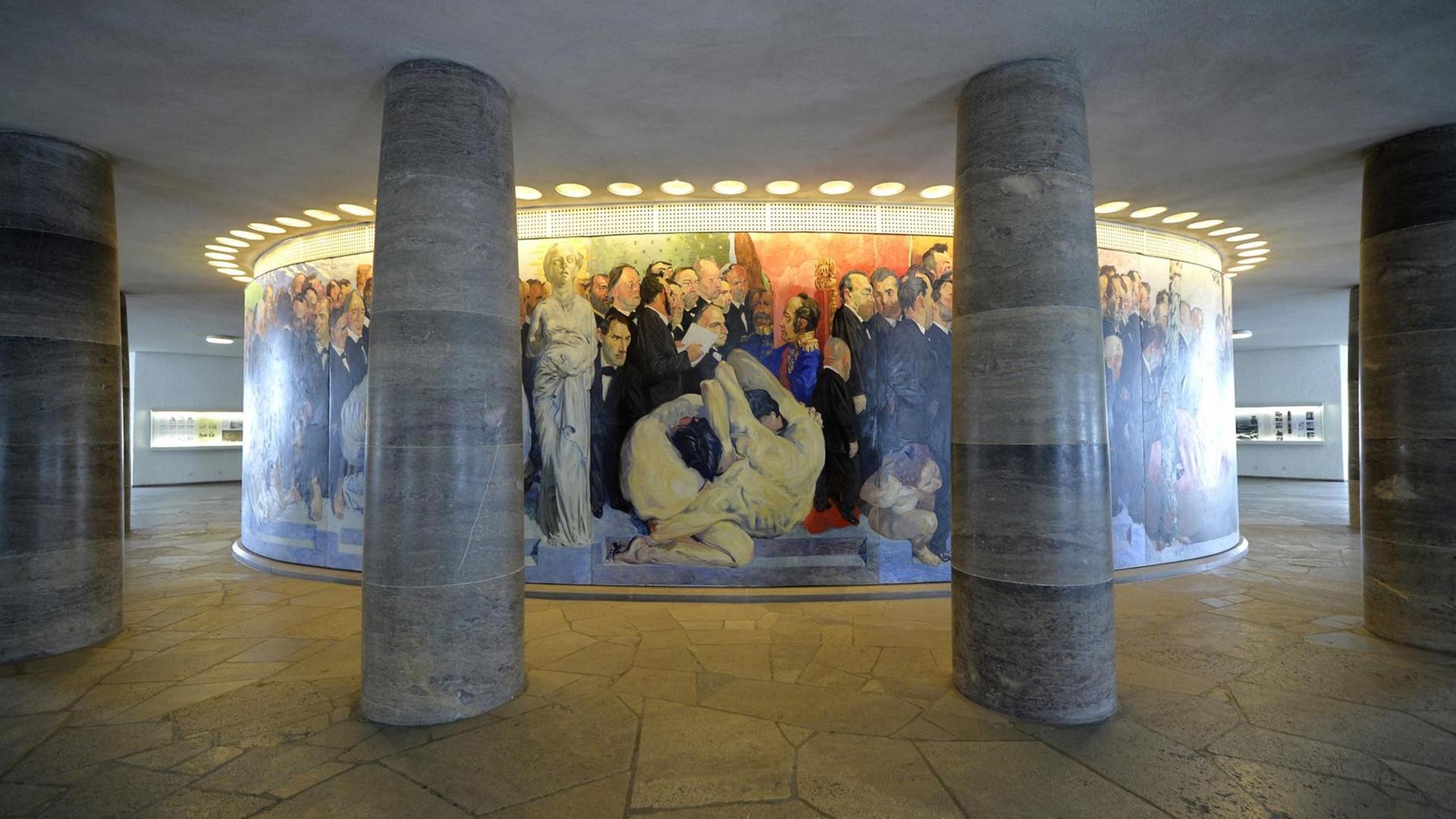 Ausschnitt aus dem Wandgemälde "Der Zug der Volksvertreter" von Johannes Grützke, auf der Innenseite des ovalen Wandelganges in der Paulskirche, Frankfurt am Main.
