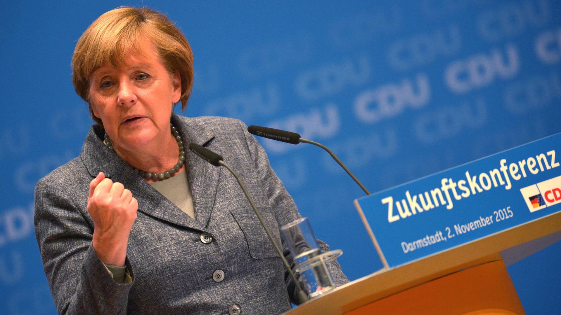 Bundeskanzlerin Angela Merkel (CDU) spricht am 02.11.2015 in Darmstadt (Hessen) auf der abschließenden Zukunftskonferenz ihrer Partei.