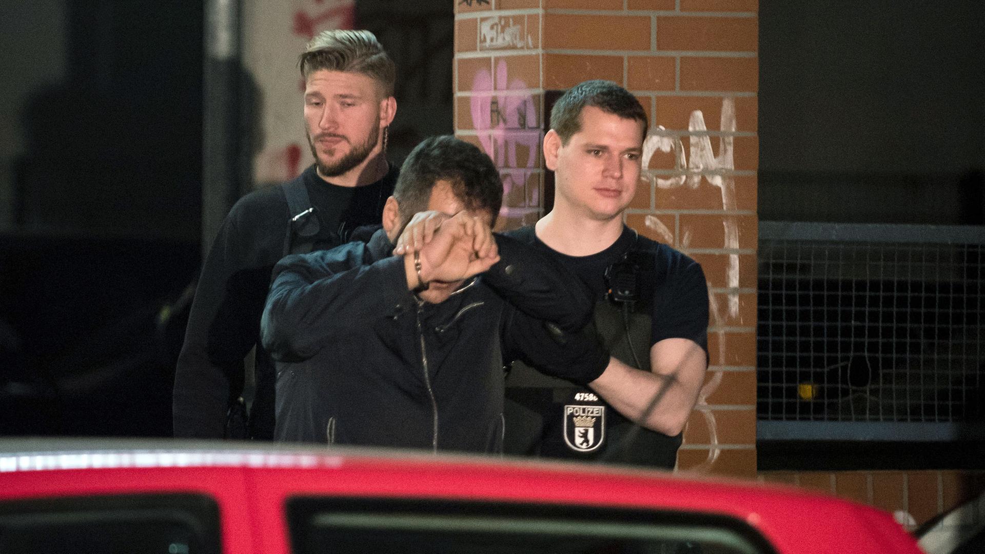 Polizisten führen bei einem Einsatz 2016 eine Person in Handschellen aus einem Haus in Berlin im Bezirk Neukölln im Rahmen eines Großeinsatzes gegen eine mutmaßlich kriminelle arabische Großfamilie.